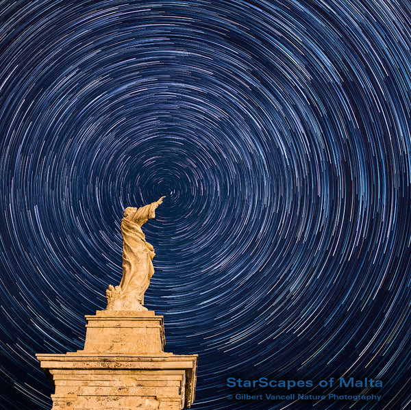 Star trails over St.Paul’s Statue