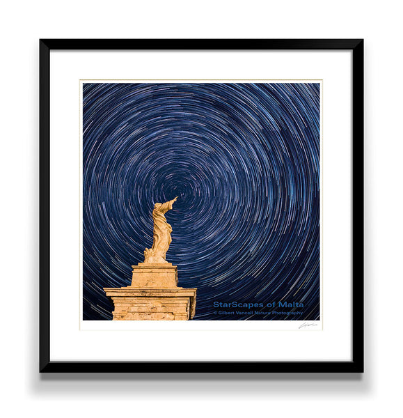 Star trails over St.Paul’s Statue