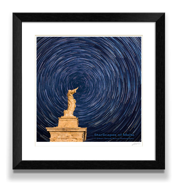 Star trails over St.Paul’s Statue
