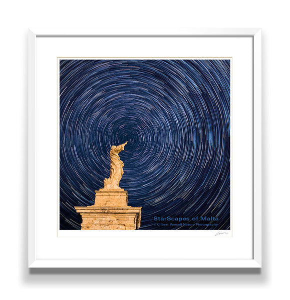 Star trails over St.Paul’s Statue