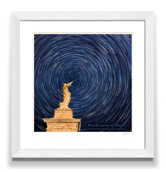 Star trails over St.Paul’s Statue